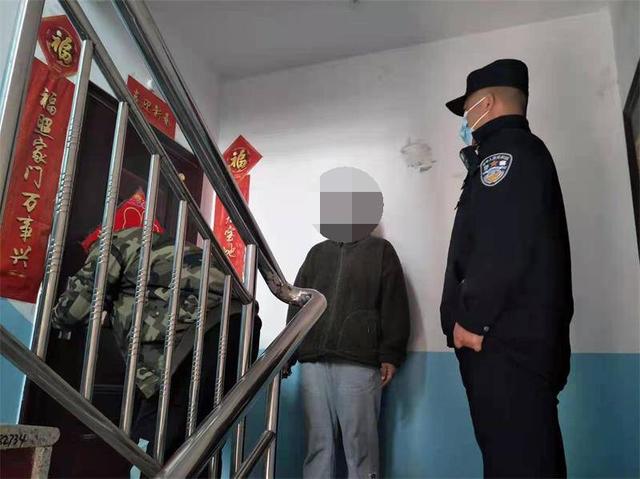 房主粗心被鎖門外，民警開鎖服務(wù)送上門